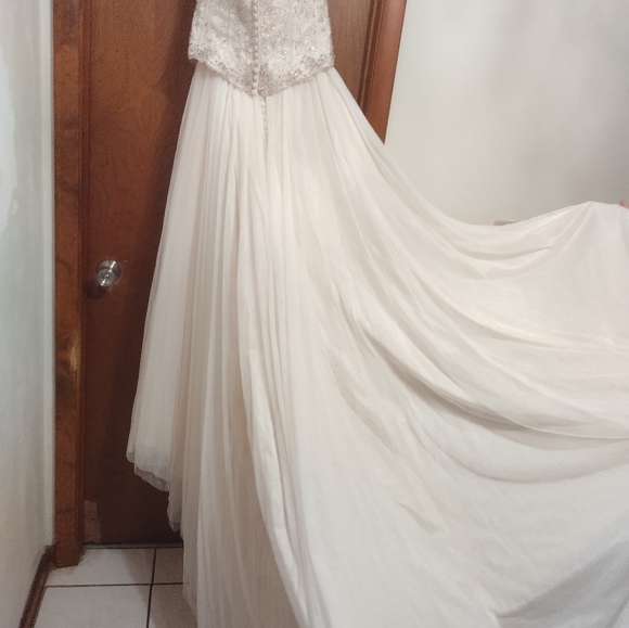 Wedding dress - Picture 2 of 7